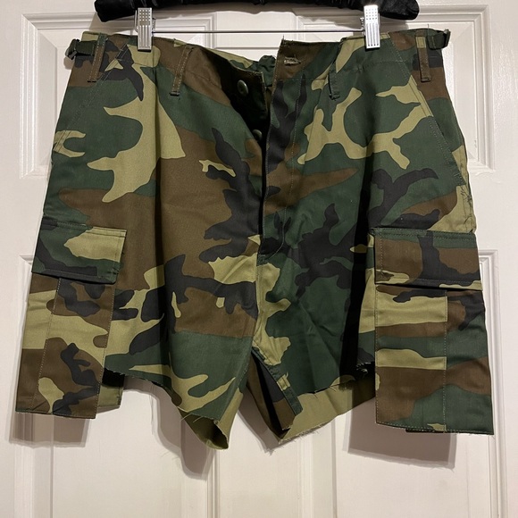 Zamar Lewis • Glam Camo Shorts Size:L - Picture 3 of 4